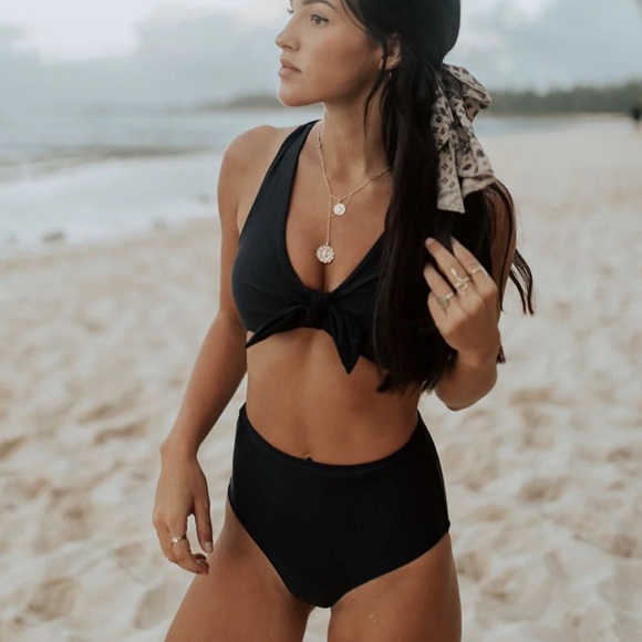 NWT Albion Fit Matte Black Top Knot Swimsuit Top - Picture 1 of 6